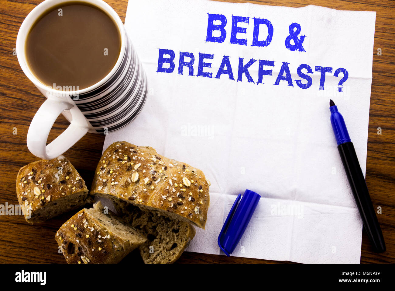 Handschriftlichen Text anzeigen Bed Breakfast. Business Konzept für Urlaub Reise geschrieben auf Seidenpapier auf Holzuntergrund mit pen Brot Kur Stockfoto