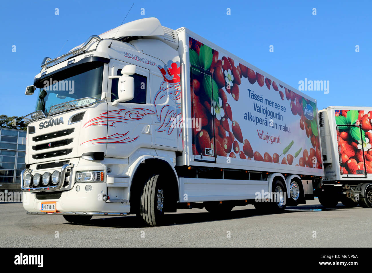 TURKU - FINNLAND - MÄRZ 22; 2014: Weiße Scania V8 Lkw und Anhänger geparkt. Scania Lkw G410 mit Euro 6-Motor w Stockfoto