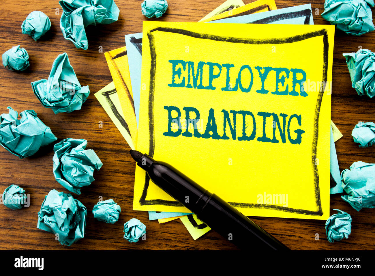 Handschriftlichen text Übersicht Employer Branding. Business Konzept für den Aufbau einer Marke auf haftnotiz Papier, Holz- hintergrund Marker gefaltete gelb p Stockfoto