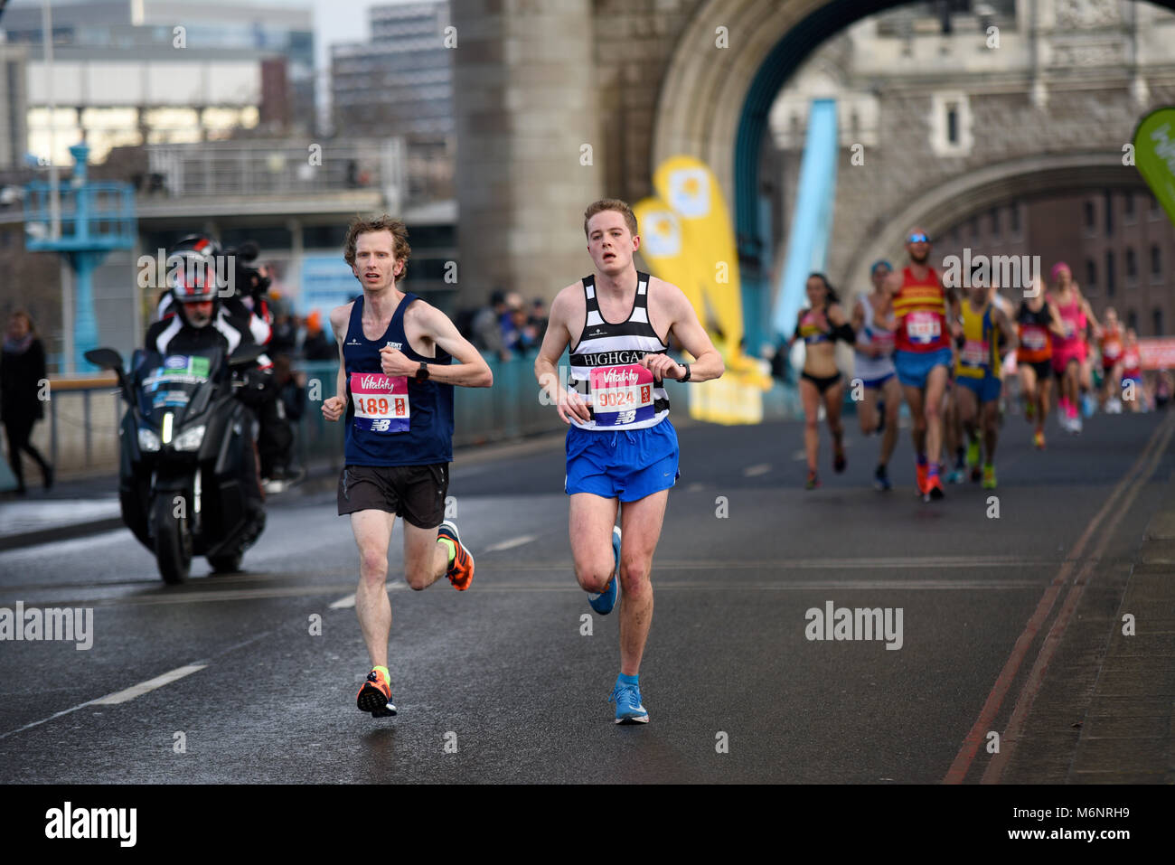 David Morgan (189) und Roger Poolman (9024) liefen beim Vitality Big Halbmarathon über die Tower Bridge in London. Club-Läufer Stockfoto