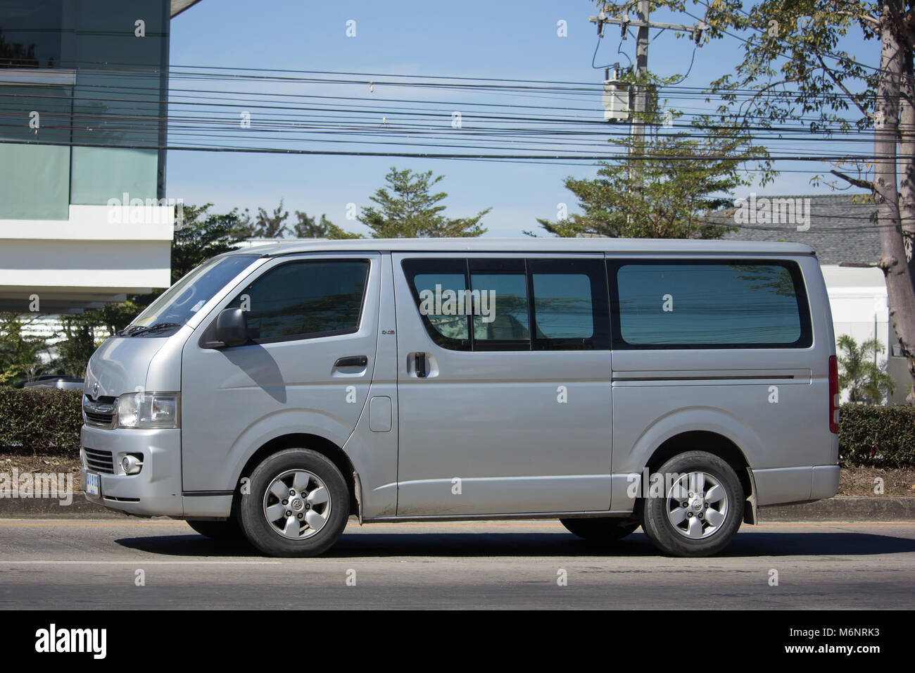 CHIANG MAI, THAILAND - 25. JANUAR 2018: Private Toyota Hiace van. Auf der straße Nr. 1001, 8 km von Chiangmai. Stockfoto