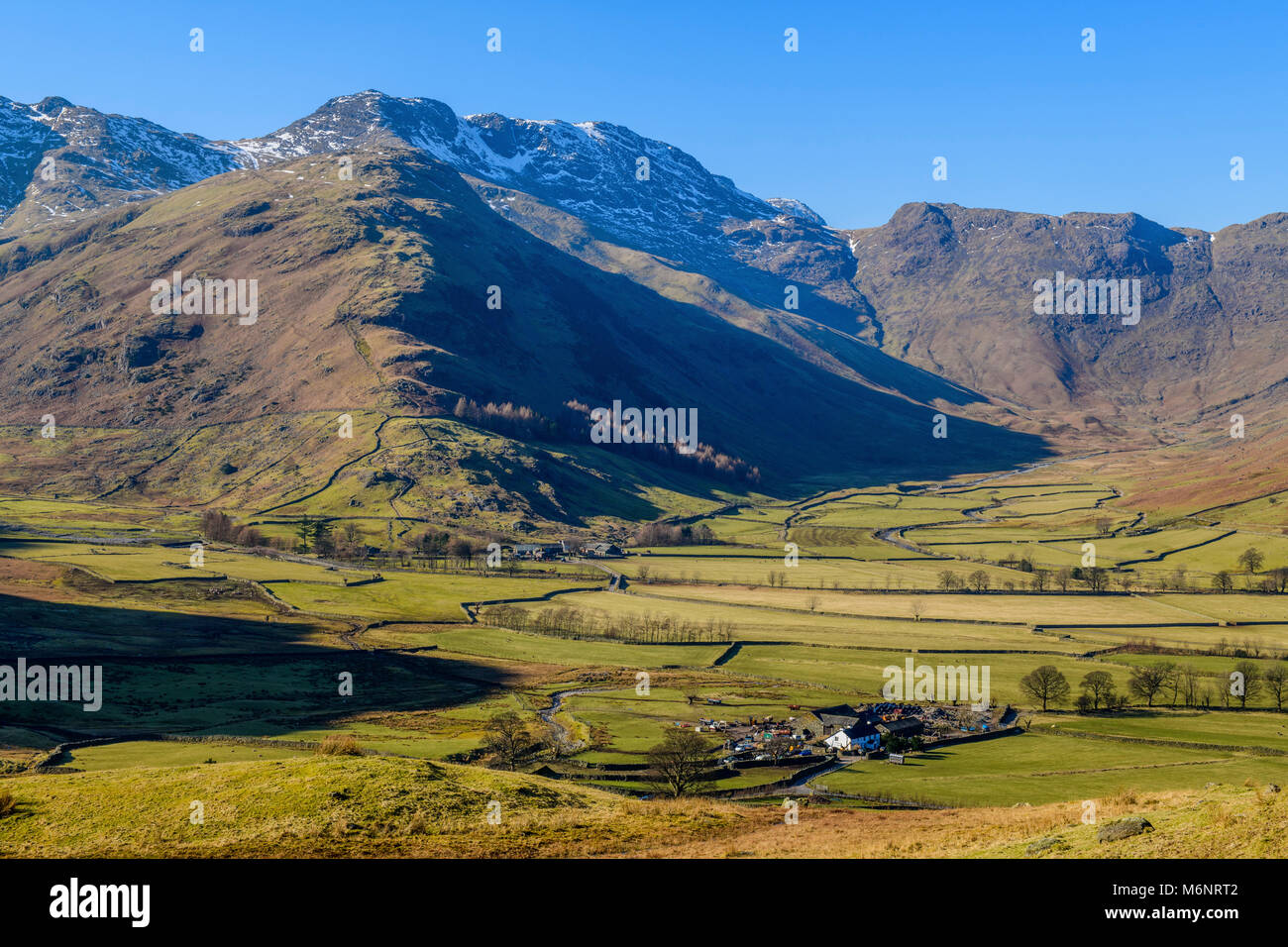 Lake District Landschaft zeigen Mickleden, die Band und Bowfell an einem sonnigen Wintertag Stockfoto
