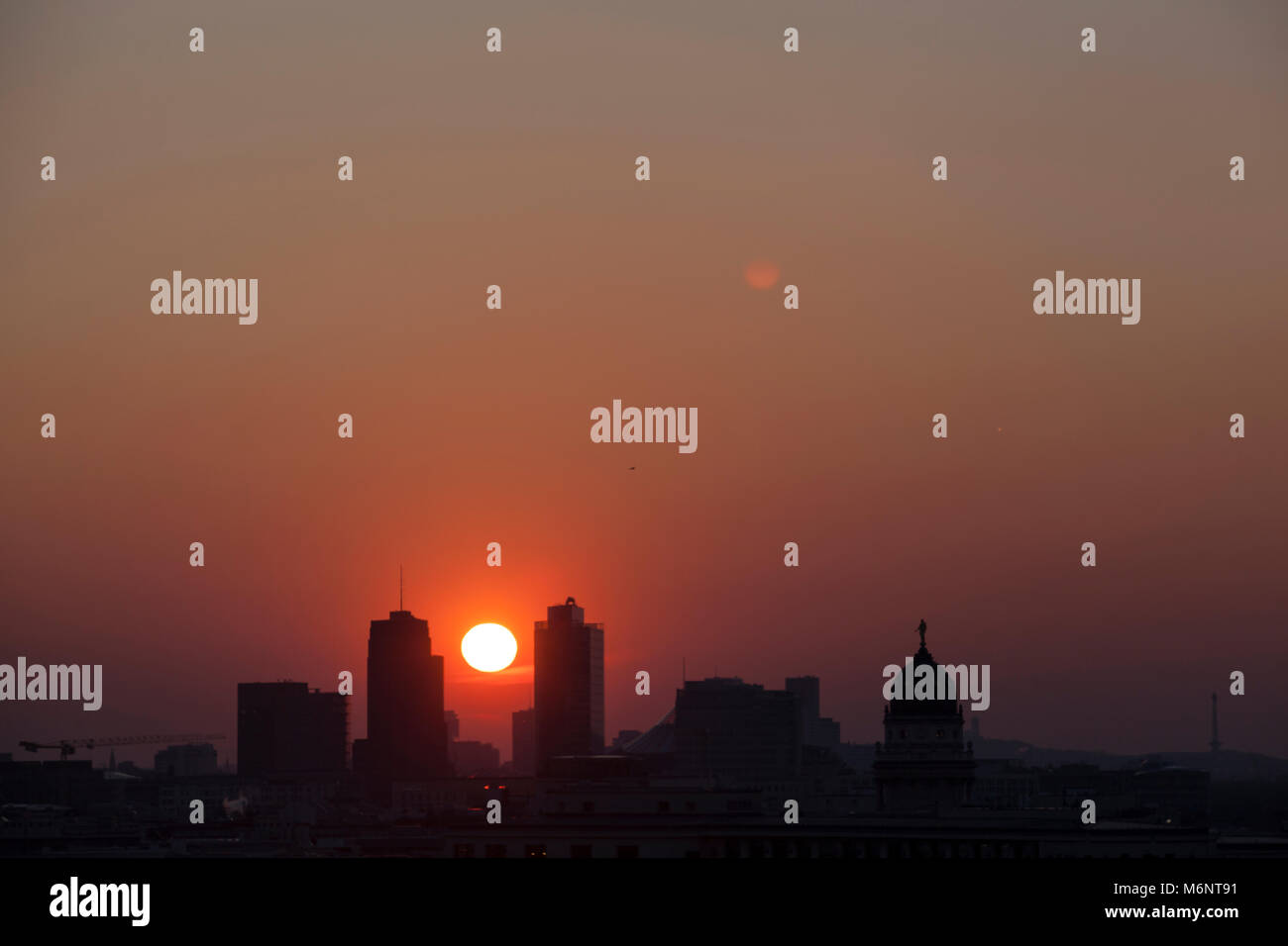 Potsdamer Platz silhouetted gegen die untergehende Sonne in Berlin, Deutschland. Stockfoto