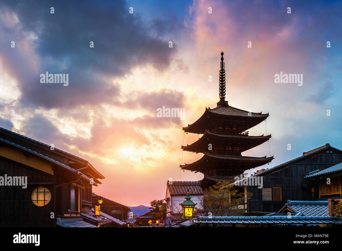 Yasaka Pagode und Sannen Zaka Straße bei Sonnenuntergang in Kyoto, Japan. Stockfoto