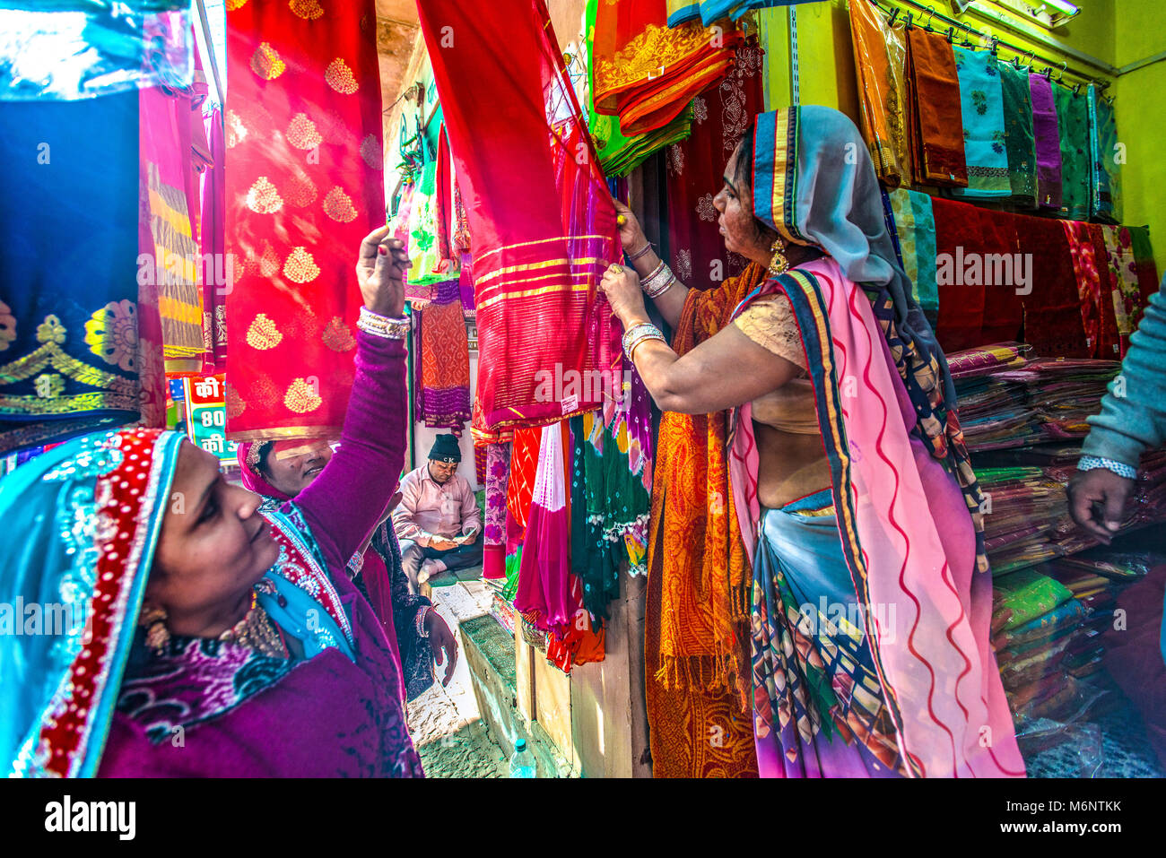 Indien Rajasthan Osiyan, einen Sari shop Stockfoto