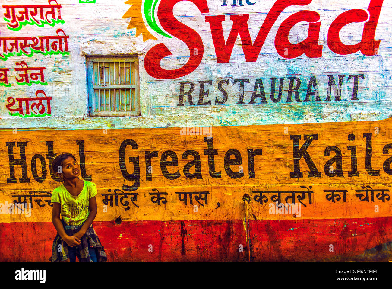 Indien Rajasthan Osiyan, Werbung an einer Wand Stockfoto