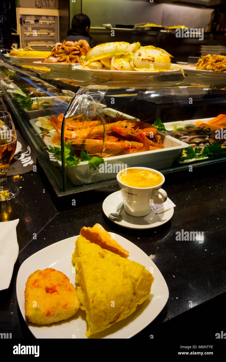 Tortilla und Kaffee, Frühstück, Mercado de La Boqueria, Mercat de la Boqueria Markt, Sant Josep, El Raval, Barcelona, Katalonien, Spanien Stockfoto