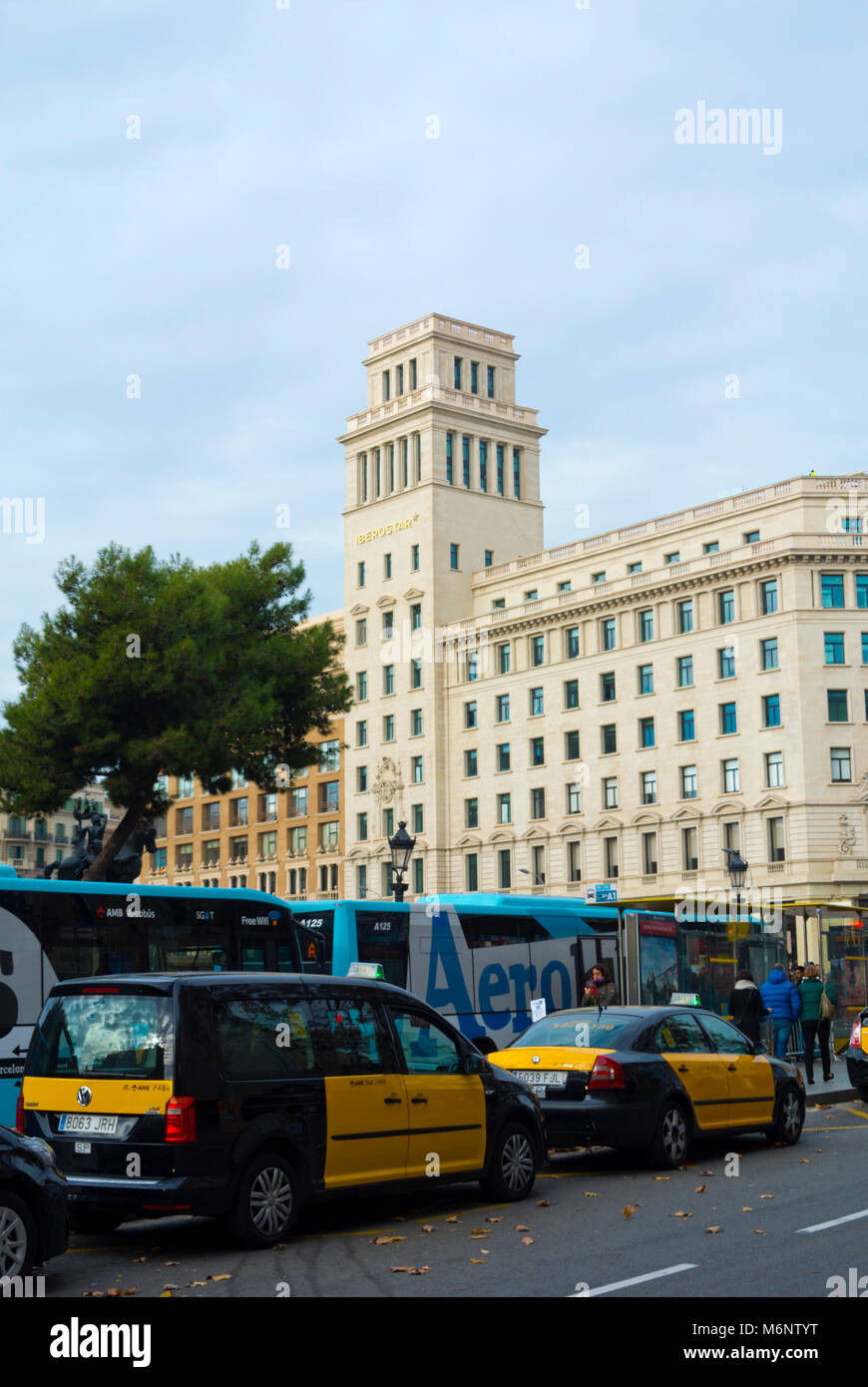 Taxis, aerobus, Placa de Catalunya. Barcelona, Katalonien, Spanien Stockfoto