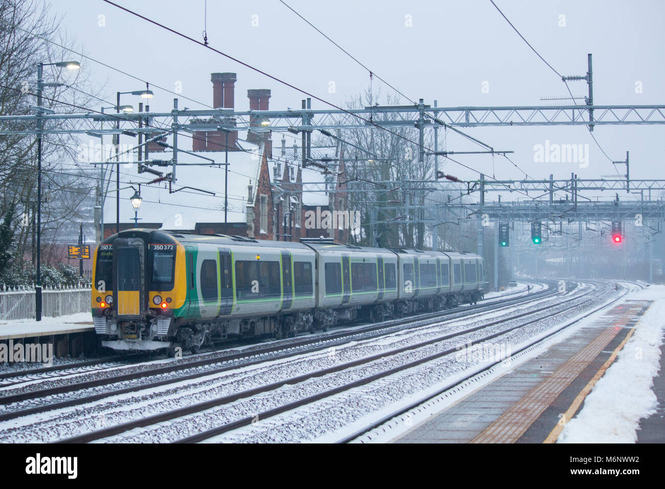 Eine nach Süden gebunden West Midlands Eisenbahn Zug Atherstone Bahnhof bedeckt im Schnee Stockfoto