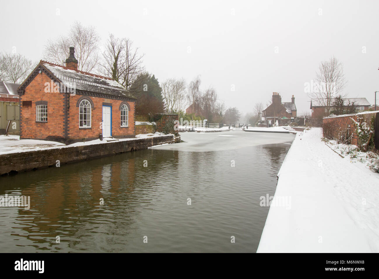 Der Coventry Canal bedeckt im Schnee in Atherstone, Warwickshire Stockfoto