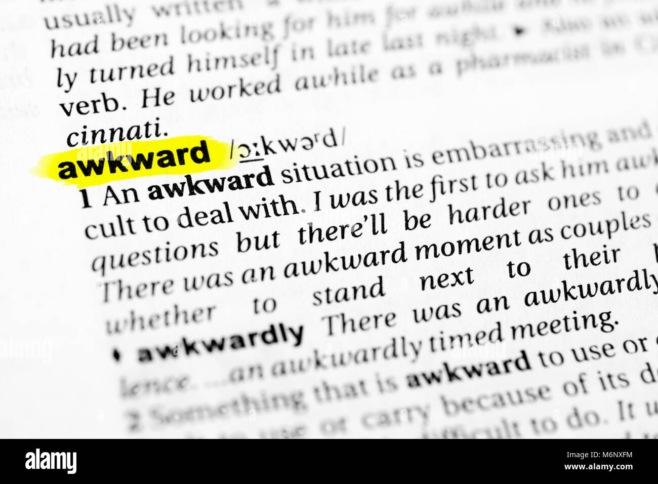 Markierten englische Wort "unbeholfen" und seine Definition im Wörterbuch. Stockfoto