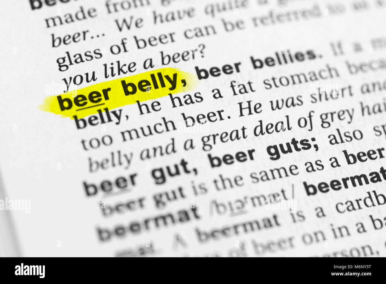 Markierten englische Wort "Bierbauch" und seine Definition im Wörterbuch. Stockfoto