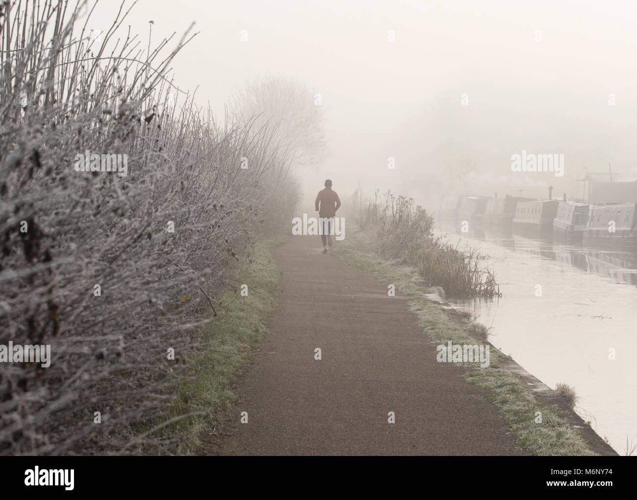 Einsame Mann laufen Weg im Nebel Stockfoto