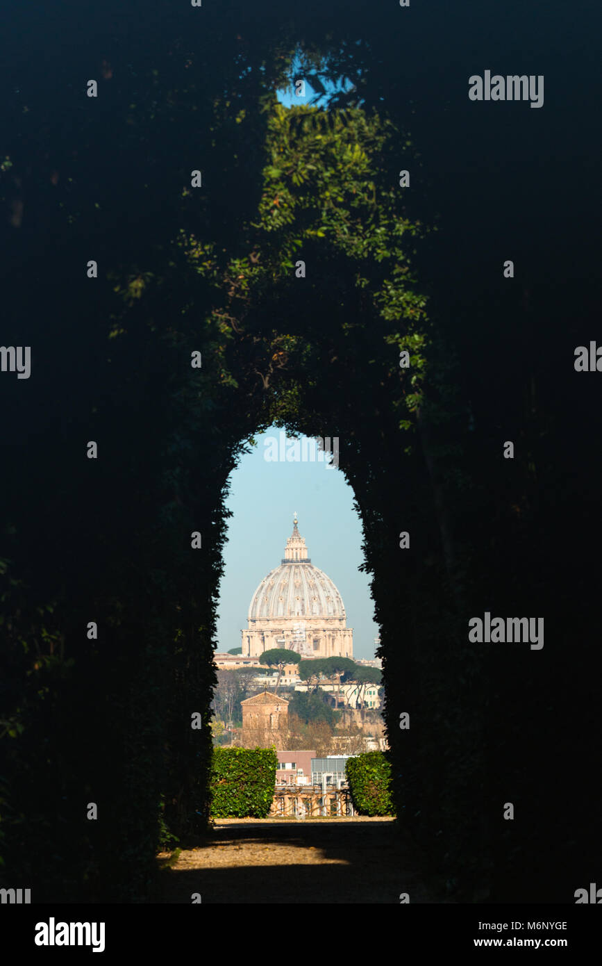 Der Aventin Schlüsselloch. Blick auf St. Peter's Cathedral durch Schlüsselloch der Tür des Priorat der Ritter von Malta, Aventin, Rom, Italien gesehen. Stockfoto