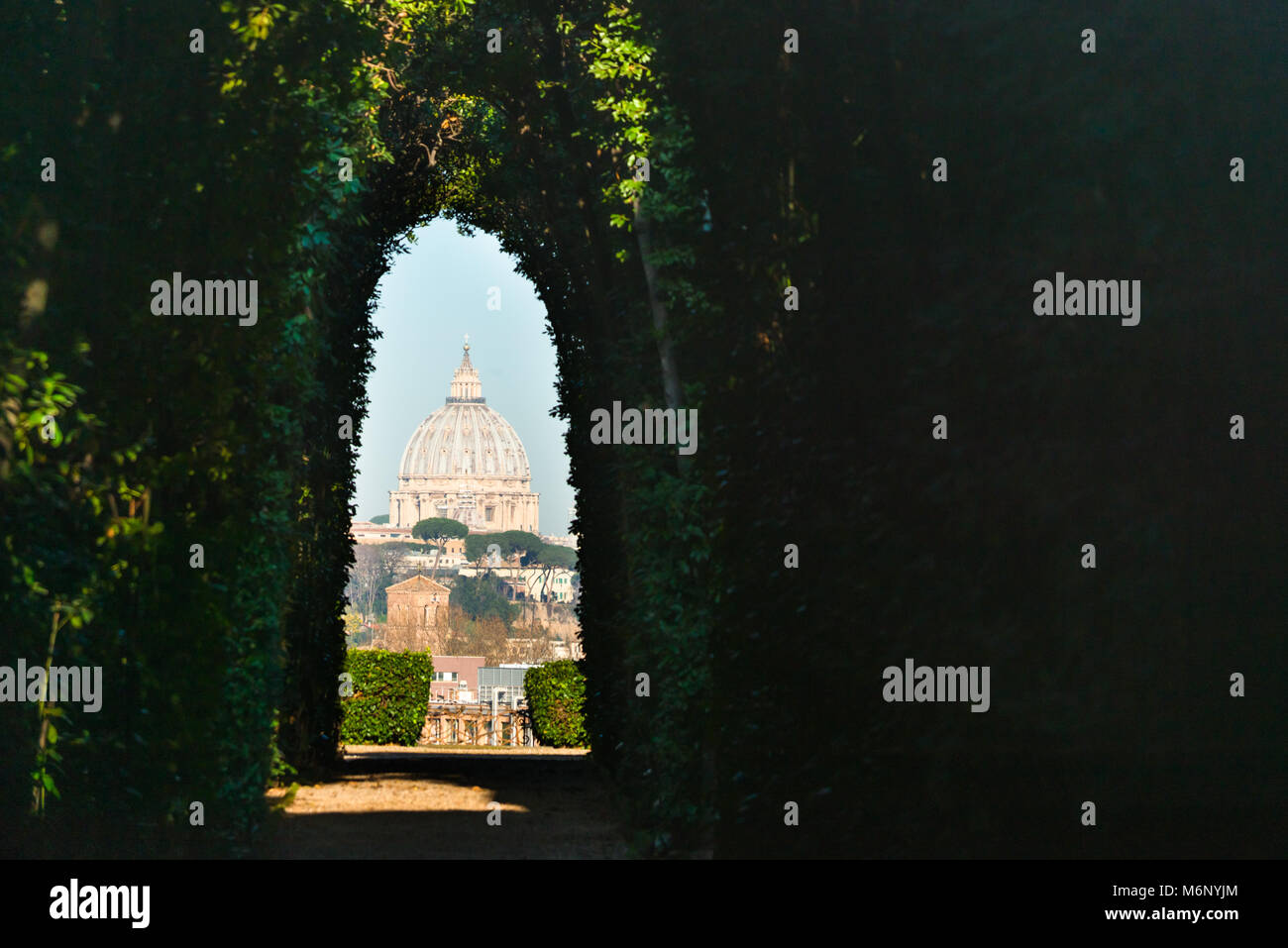 Der Aventin Schlüsselloch. Blick auf St. Peter's Cathedral durch Schlüsselloch der Tür des Priorat der Ritter von Malta, Aventin, Rom, Italien gesehen. Stockfoto
