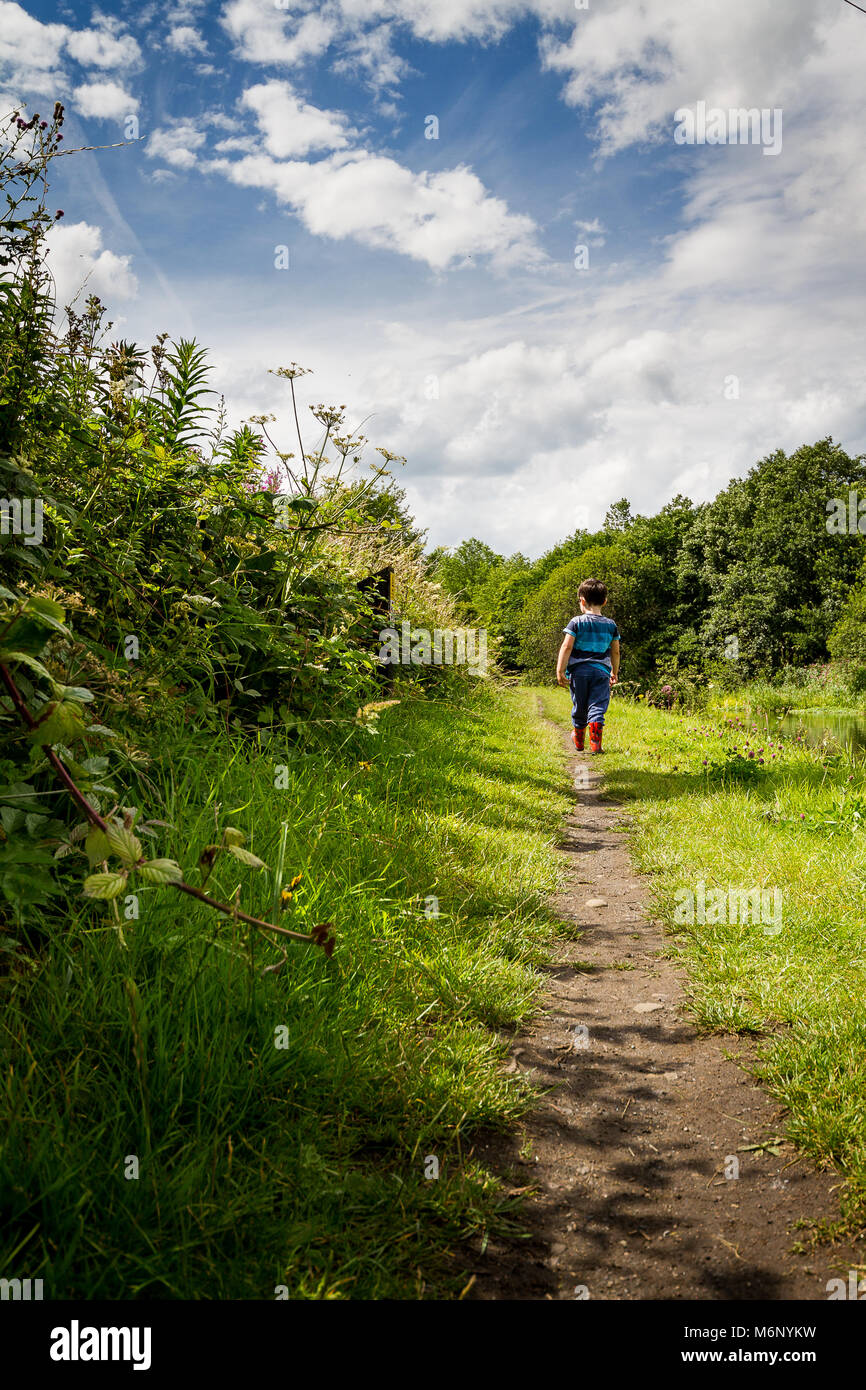 Junge Kind Spaziergänge entlang am Kanal gelegenes Leinpfad Stockfoto