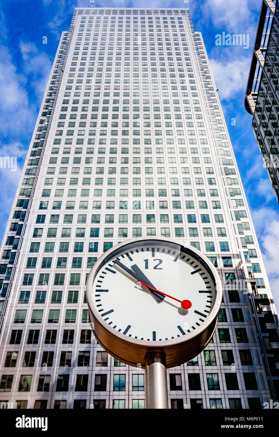 Ein Canada Square oder Canary Wharf Tower und Uhr Das Finanzviertel Canary Wharf in East London Stockfoto
