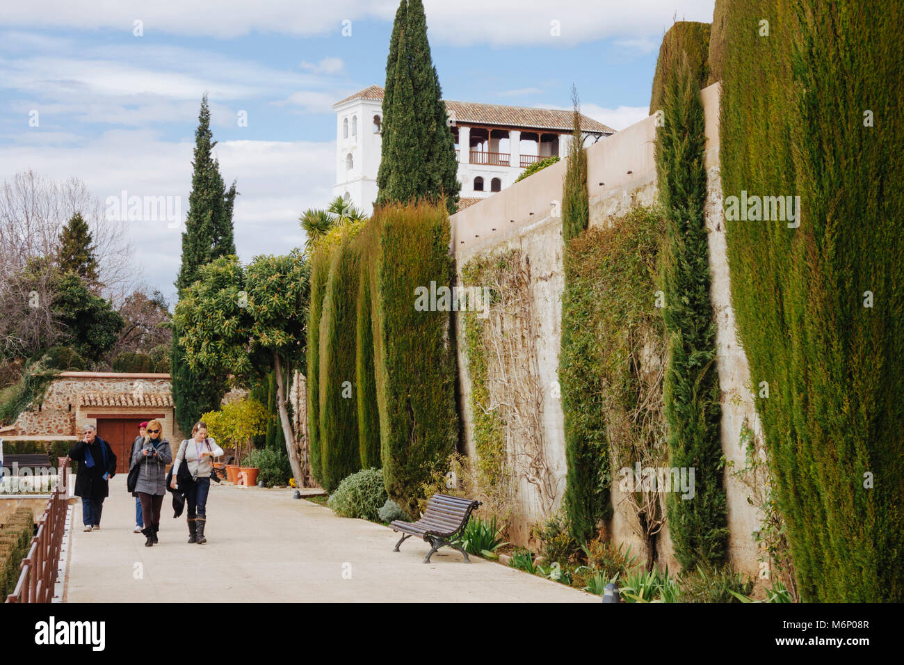 Granada, Andalusien, Spanien: Touristen Spaziergang in den Gärten des Generalife Palast innerhalb der Alhambra und Generalife. Stockfoto