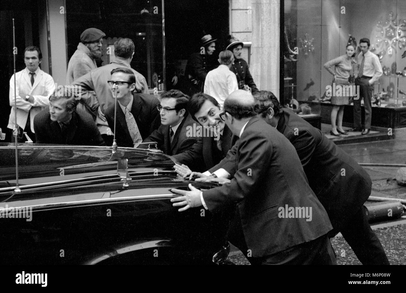 Ein kaputtes Auto der 1970er Jahre Hochzeitsfeier, das gemietete Hochzeitsauto wurde geschoben, um zu versuchen, es zu starten. London England 1972 Vereinigtes Königreich HOMER SYKES Stockfoto Ein kaputtes Auto der 1970er Jahre Hochzeitsfeier, das gemietete Hochzeitsauto wurde geschoben, um zu versuchen, es zu starten. London England 1972 Vereinigtes Königreich HOMER SYKES Stockfoto
