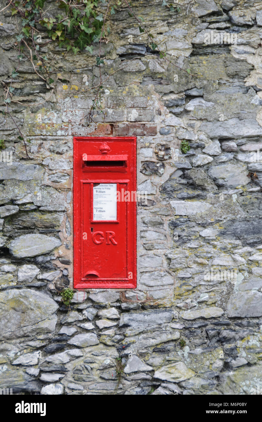 UK Royal Mail rote Post Box Set in Stone Wall Stockfoto