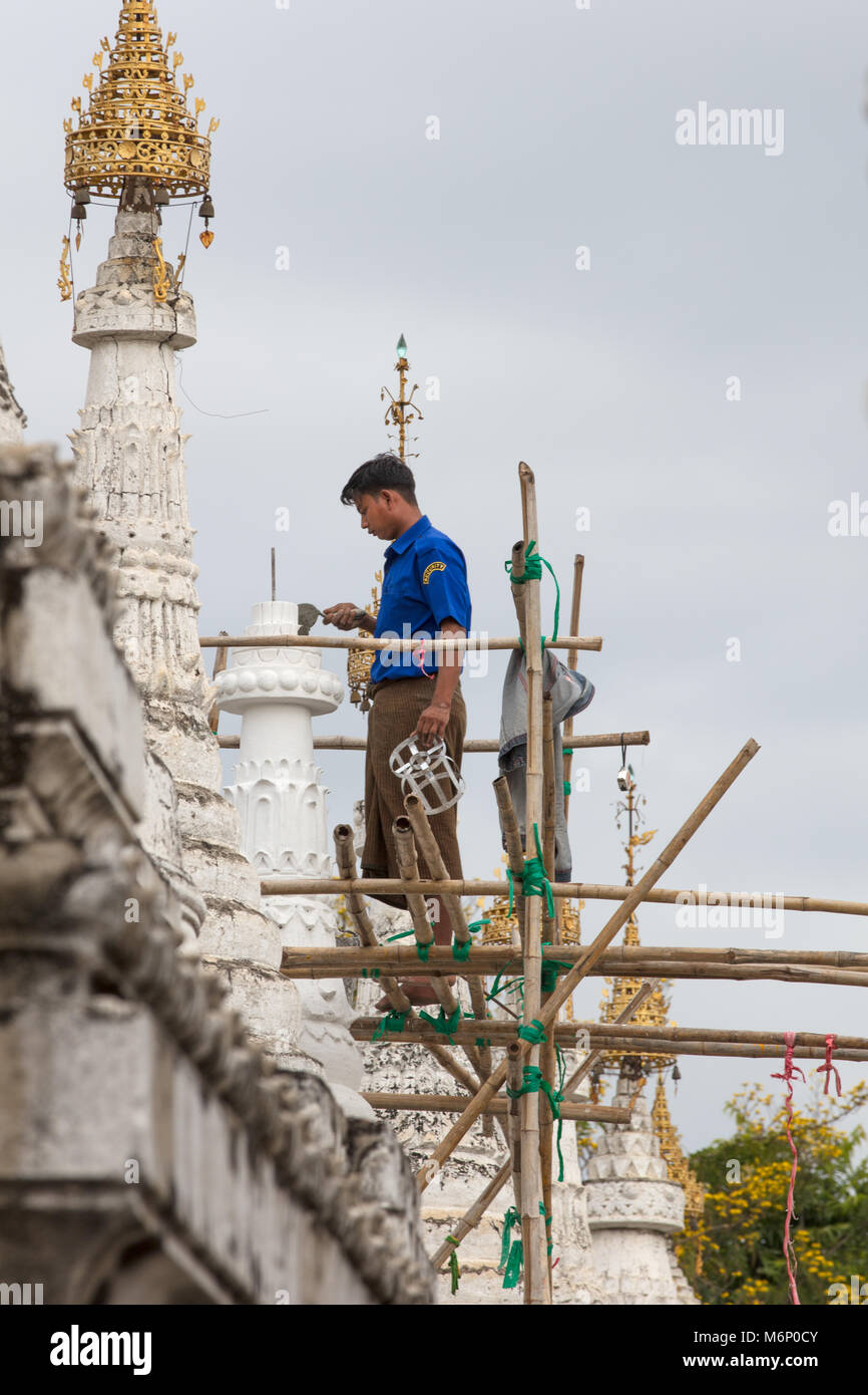 Ein Arbeitnehmer, der die Einrichtung einer weißen Stupa der Sandamuni Pagode. Mandalay, Myanmar (Birma). Stockfoto