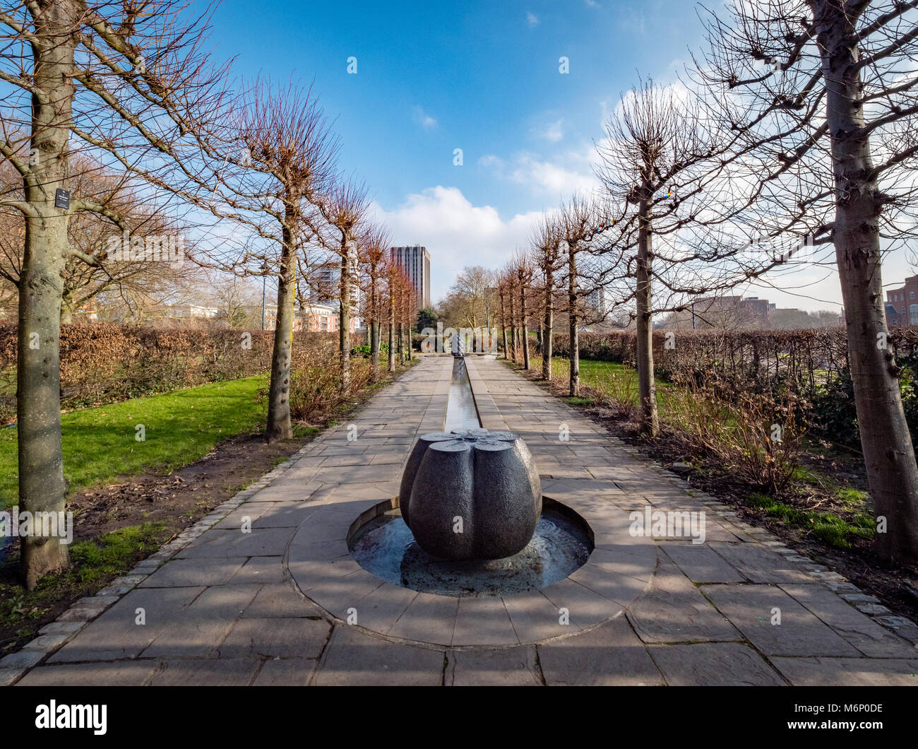 Garten Wasser Funktion neben der St Peter's Church im Schlosspark im Zentrum von Bristol UK mit Skulpturen von Peter Randall-Page Stockfoto