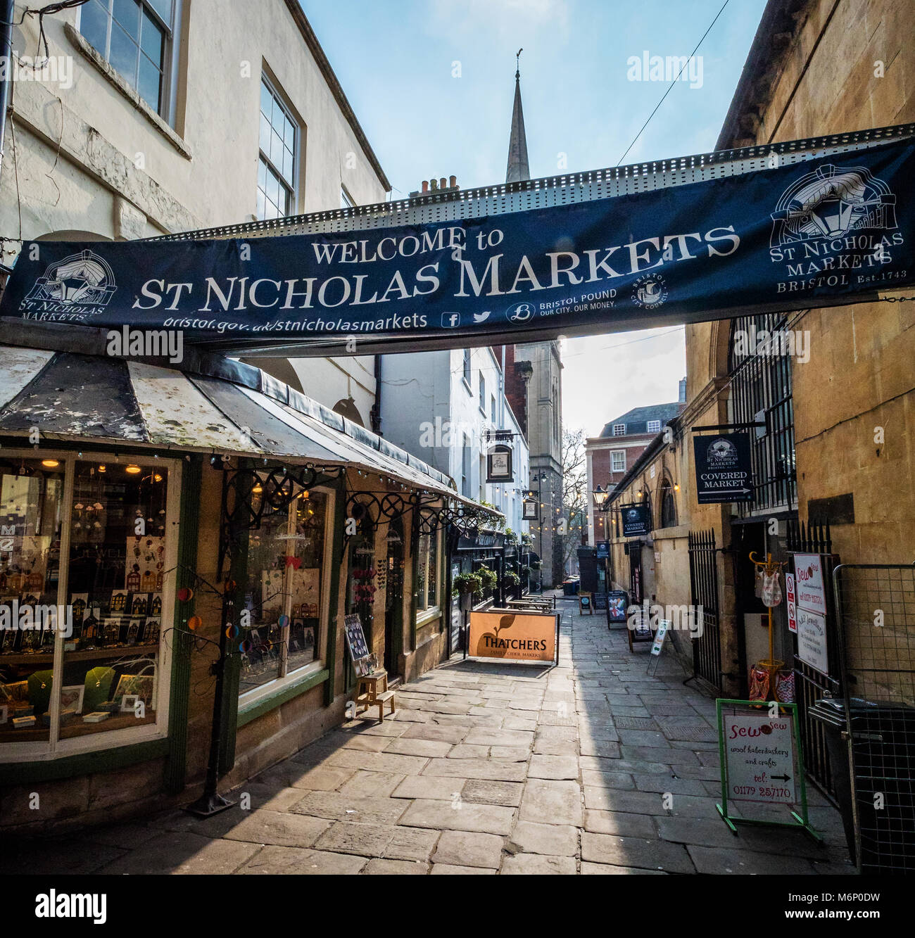 Am frühen Morgen in St. Nikolaus Markt in Bristol's Altstadt eine blühende Sortiment von kleinen unabhängigen Händlern Cafes, Restaurants und Imbissstände Stockfoto