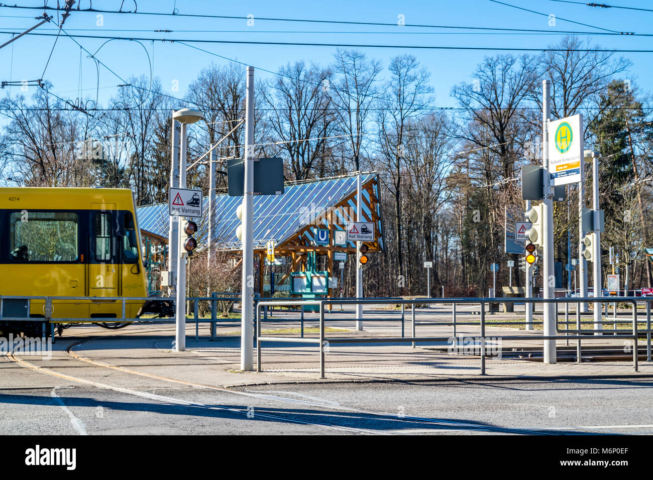 STUTTGART/Deutschland - vom 12. Februar 2018: Den Bahnhof Ruhbank ist das Tor zum Fernsehturm. Stockfoto