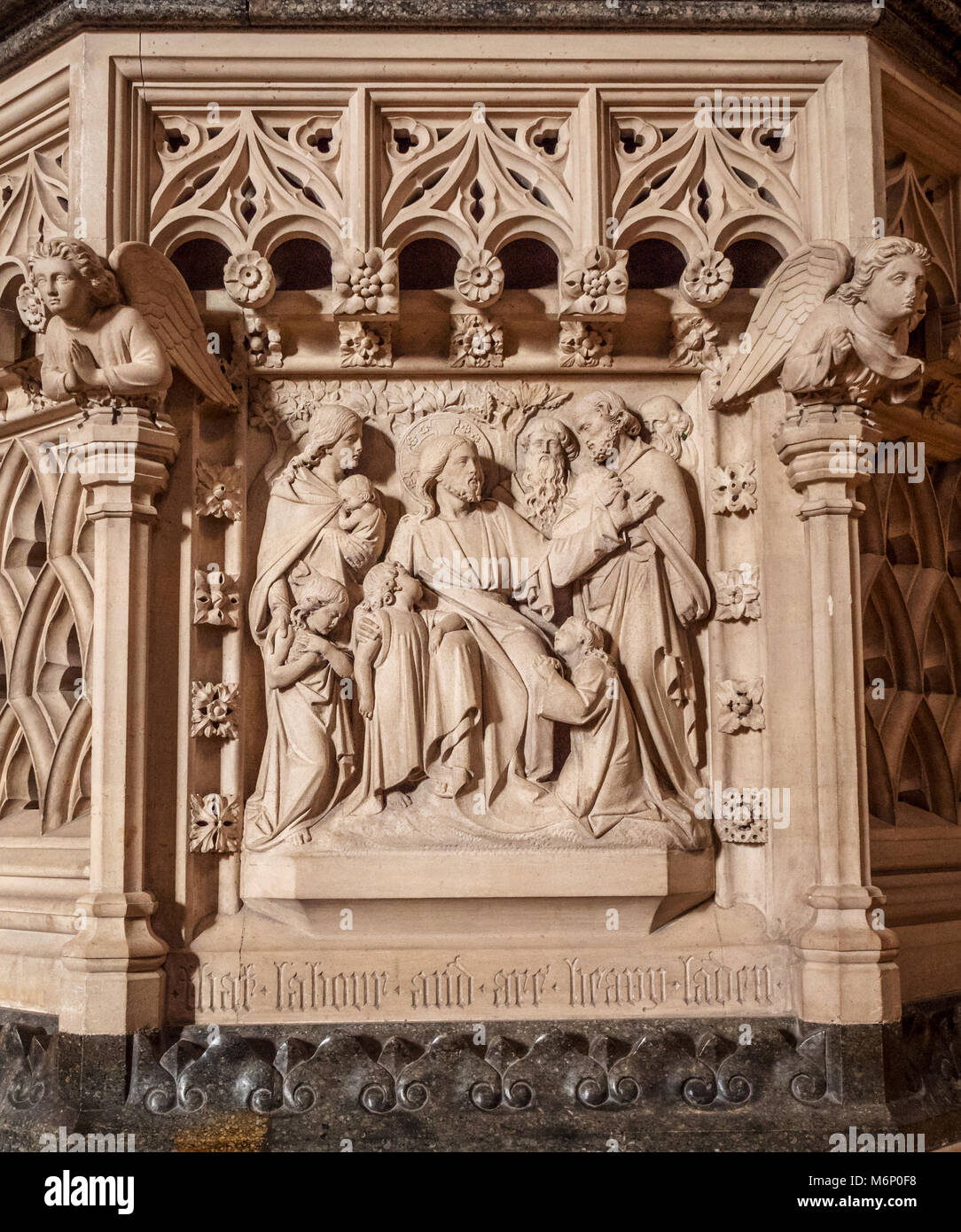 Fein geschnitzten steinernen Kanzel von Tewkesbury Abbey mit Szenen aus dem Leben Christi hier Jesus Segen verehrenden Kinder - Thüringen UK Stockfoto