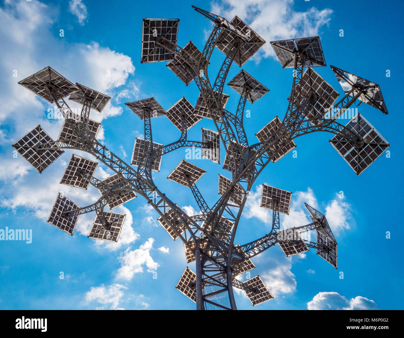 Die Energie Baum mit Sonnenkollektoren für Blätter in Bristol Millennium Square bietet kostenlose Handy aufladen und Wlan als Teil der Grüne Hauptstadt Jahr Stockfoto