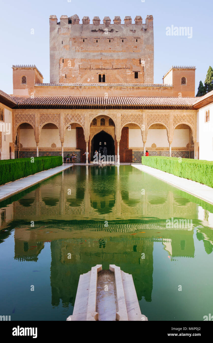 Granada, Andalusien, Spanien - 18. Juli 2010: Turm von Comares und einen reflektierenden Pool im Hof der Myrten (Patio de Los Arrayanes) des Comares Stockfoto