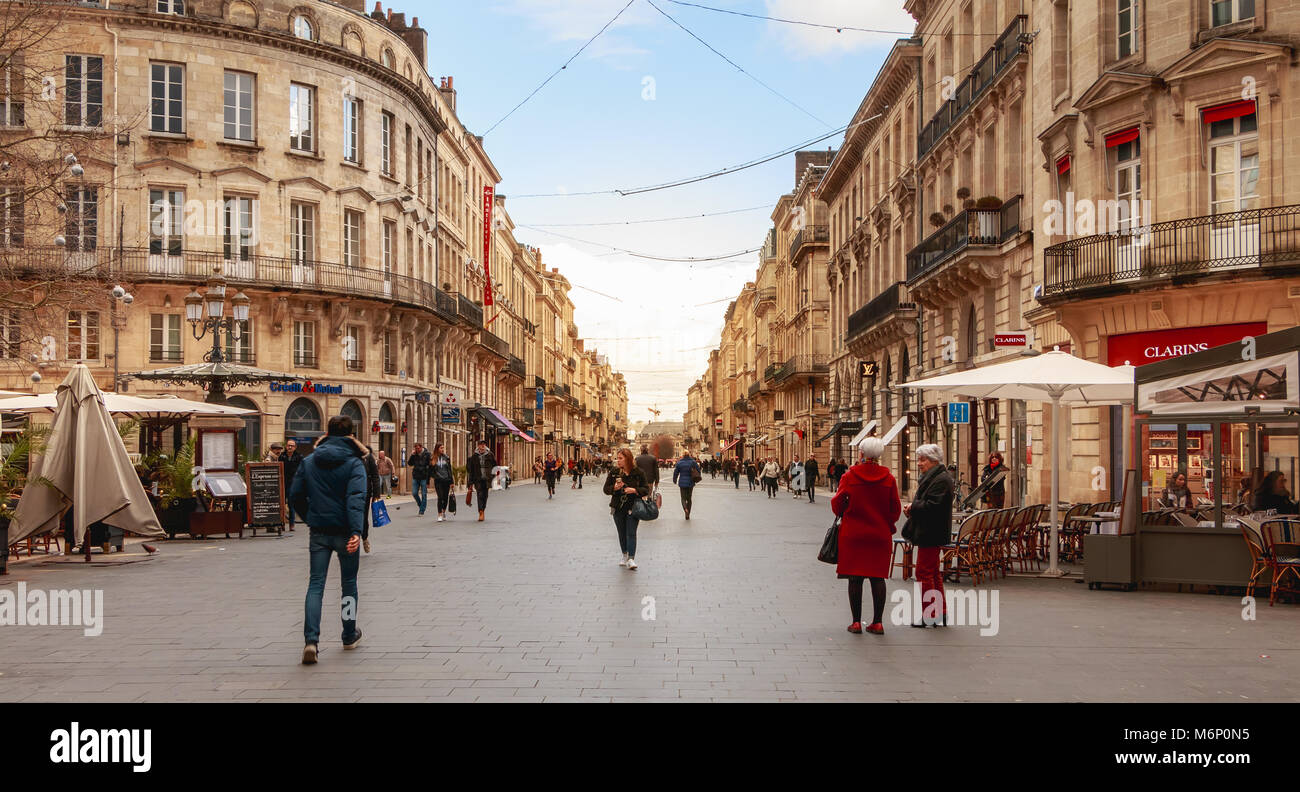 Bordeaux, Frankreich - 26. Januar 2018: Street Atmosphäre im Winter in einer Fußgängerzone und Einkaufsstraße der Stadt Stockfoto