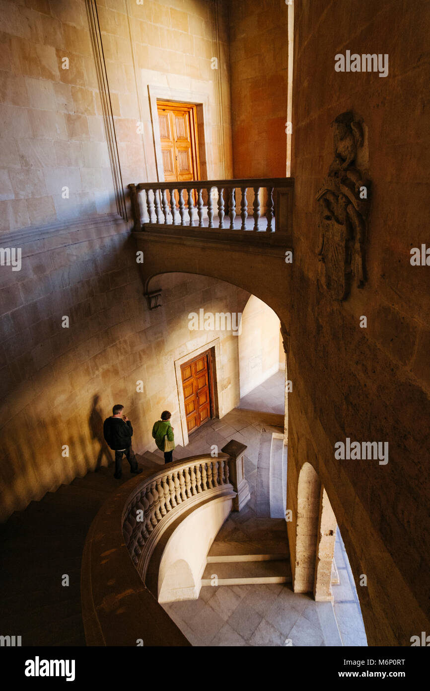 Granada, Andalusien, Spanien: Besucher gehen Sie die Wendeltreppe im Inneren der Renaissance Palast von Karl V. (1527). Die Struktur wurde befohlen b Stockfoto