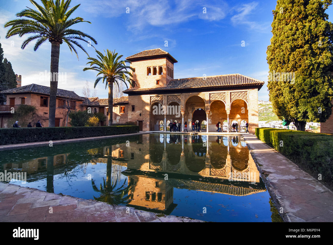 Granada, Andalusien, Spanien - 15. Februar 2009: Turm der Damen (Torre de Las Damas) spiegelt sich auf einen Pool in die Gärten des Generalife innerhalb der Alha Stockfoto