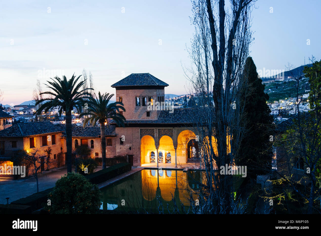 Granada, Andalusien, Spanien - 8. März, 2016: beleuchtete Turm der Damen (Torre de Las Damas) und Gärten des Generalife bei Dämmerung innerhalb der Alhambra pa Stockfoto