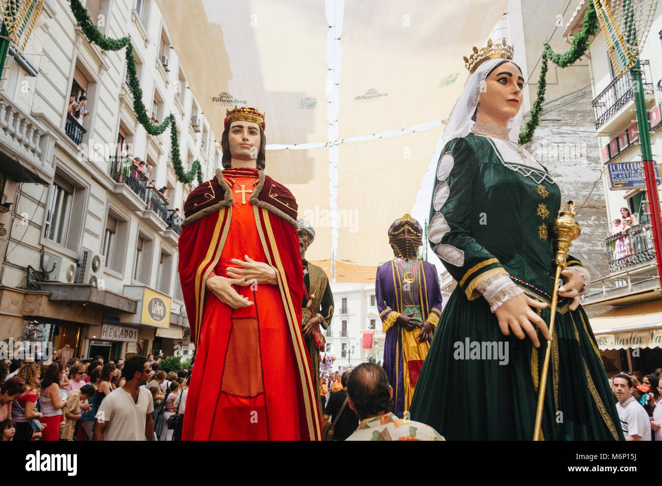 Granada, Andalusien, Spanien - 14. Juni 2006: Fronleichnam Festival. Eine Masse nimmt an der Parade der Riesen Figuren der Katholischen und der maurische König Stockfoto