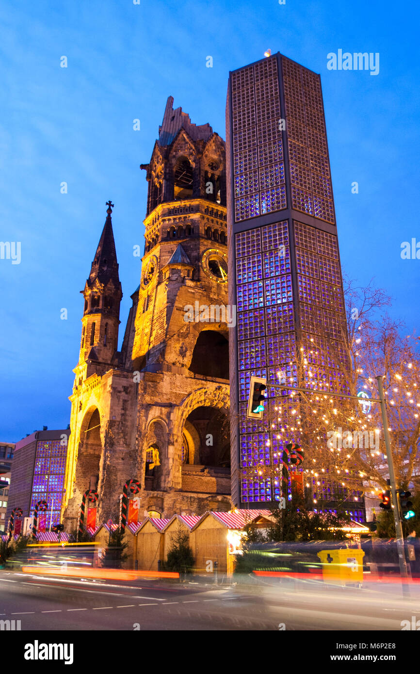 Kaiser Wilhelm Gedächtniskirche leuchtet in der Dämmerung in der Breitscheidplatz, Charlottenburg, Berlin, Deutschland Stockfoto