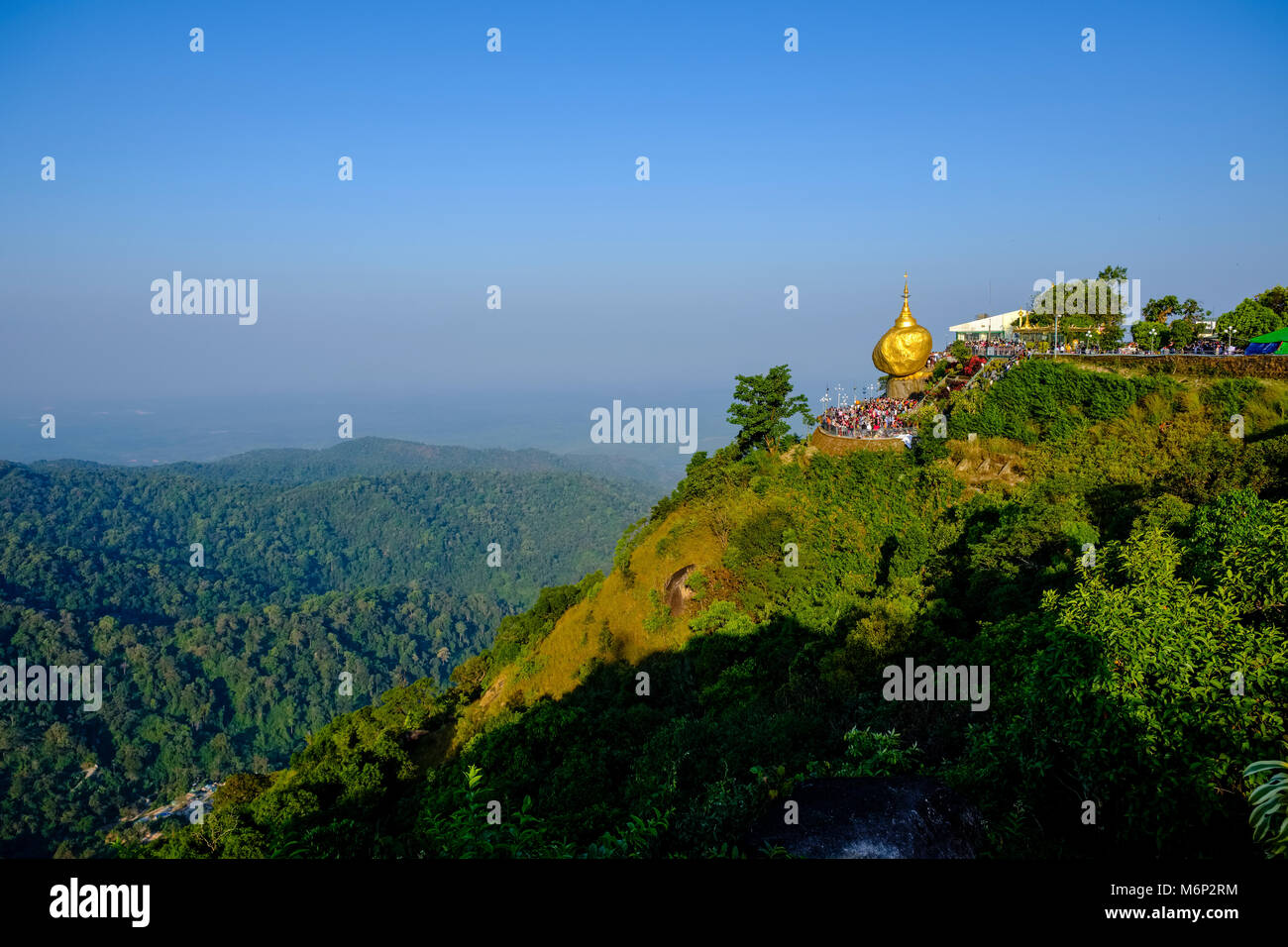 Die Kyaiktiyo Pagode, der Goldenen Felsen, an der Spitze des Mt. Kyaiktiyo ist eine der wichtigsten Pilgerstätten des Landes Stockfoto