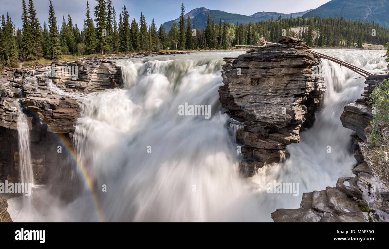 Regenbogen am Athabasca Falls, der Kanadischen Rockies, die Icefields Parkway, Jasper National Park, Alberta, Kanada Stockfoto