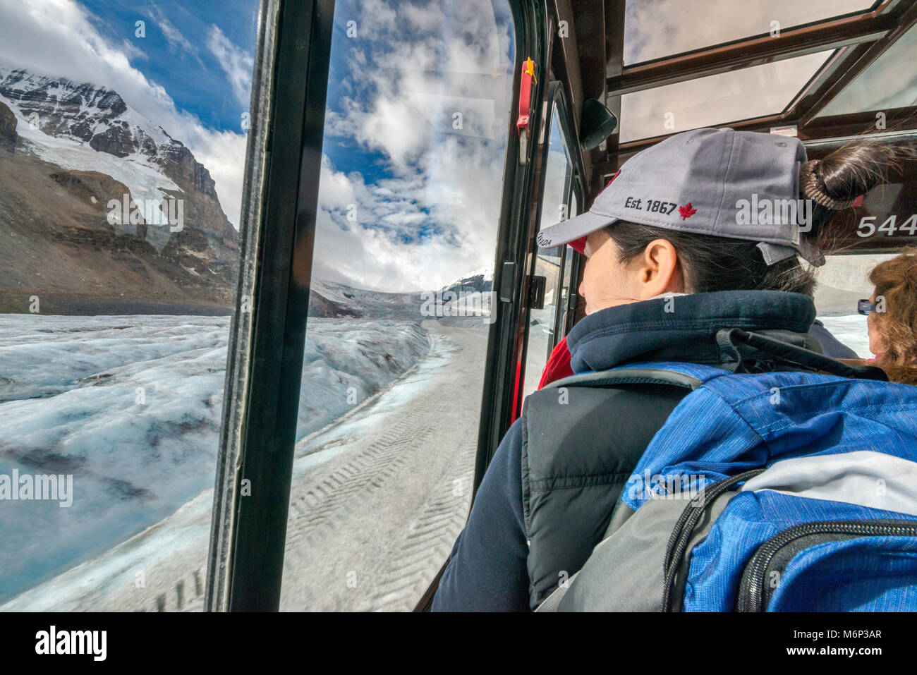 Die Besucher, die von Windows aus Schnee Trainer touring Athabasca Glacier, Jasper National Park, Alberta, Kanada Stockfoto