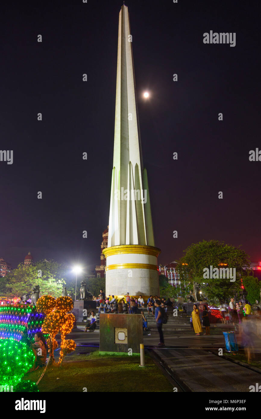 Yangon (Rangun): Mahabandula Garten (Fytche Platz) Memorial Park an Tazaungdaing Festival, Lichter, Independence Monument, koloniale Viertel, Yangon Stockfoto