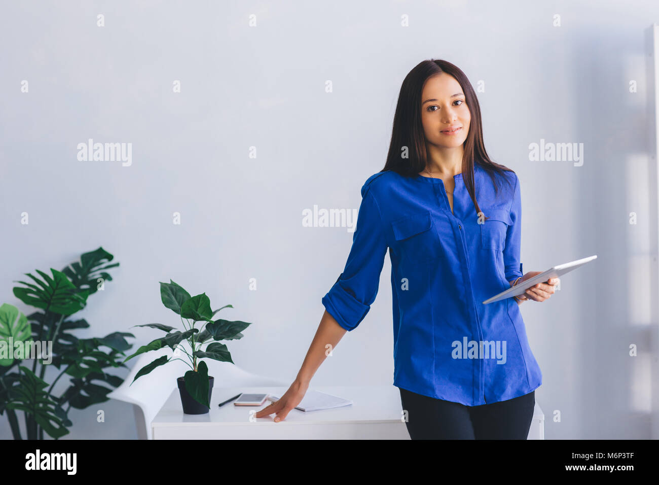 Frau Büroangestellter, mit Tablet Stockfoto