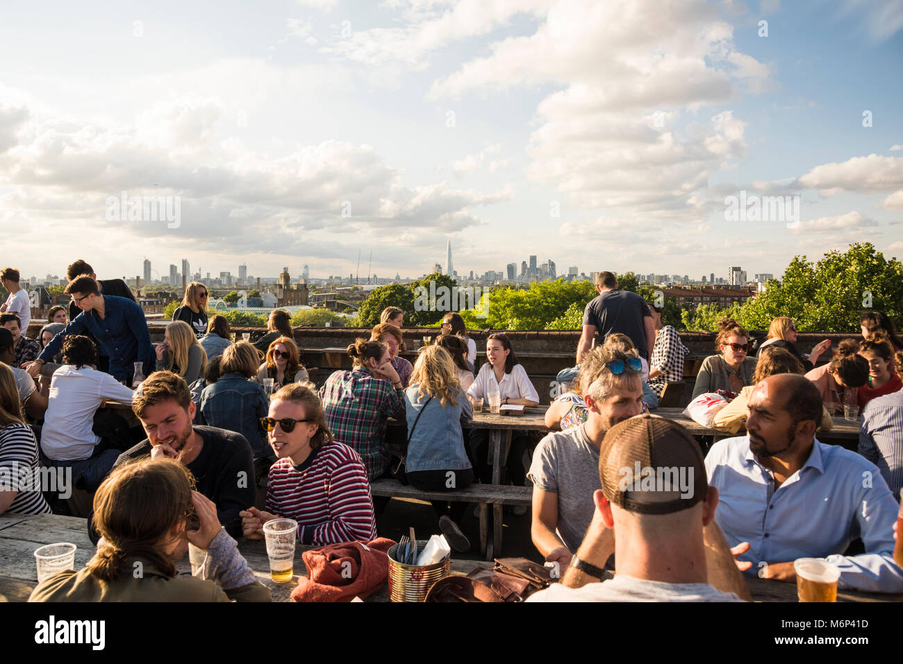 Gäste, die sich treffen und einen Drink zusammen in der Dachbar Franks Cafe mit spektakulärem Blick auf die Stadt London genießen Stockfoto