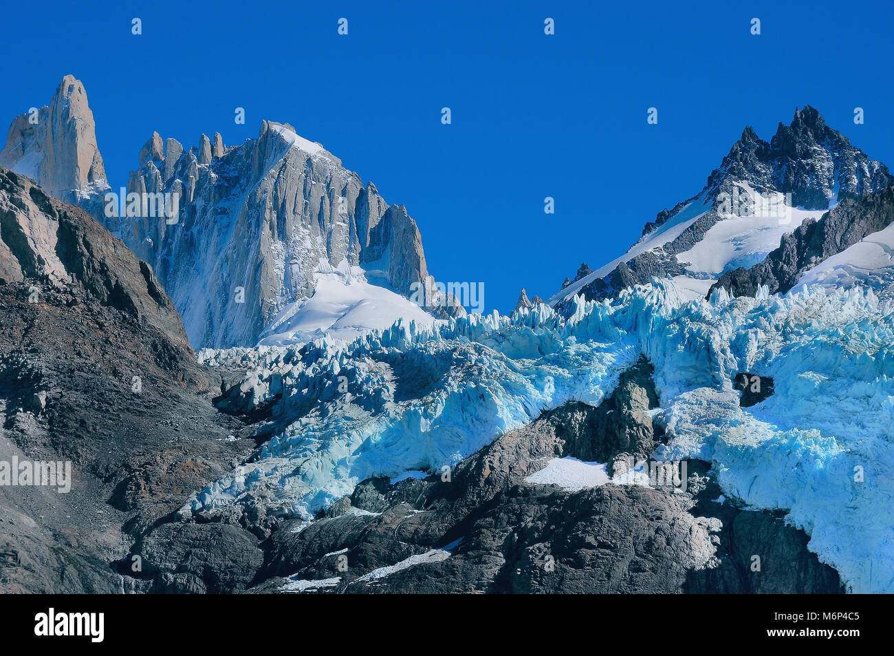 Gletscher fährt zur See in der Nähe von Berg Fitz Roy. Nationalpark Los Glaciares. Argentinien. Stockfoto