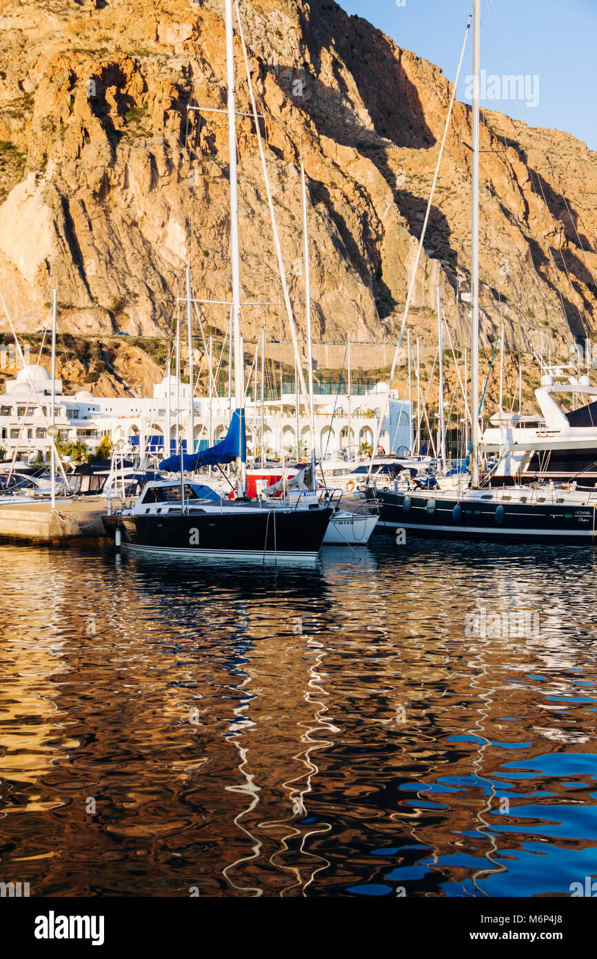 Aguadulce in der Almeria Provinz, Andalusien, Spanien:Freizeit Boote auf dem Mittelmeer spiegelt sich in der Marina von Aguadulce. Stockfoto