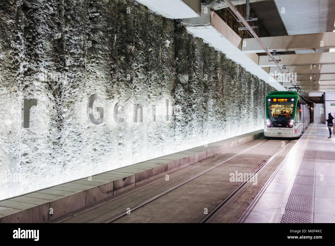 Ein Zug geht in Alcazar Genil metro station in Granada, Andalusien, Spanien Stockfoto