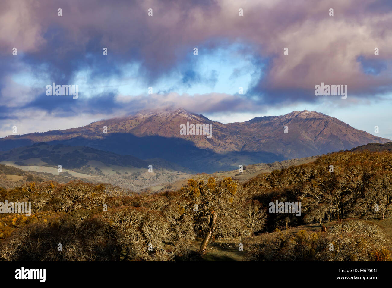 Vorbei an Sturm ein Abstauben der Schnee auf den Gipfeln des Mount Diablo als von Morgan Gebiet Regional Preserve in Nordkalifornien Östlichen gesehen Stockfoto