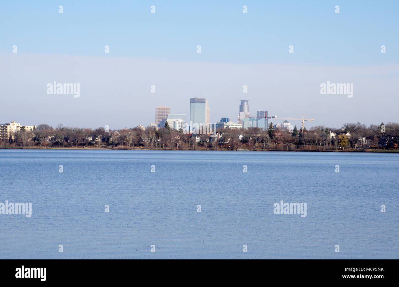 Minneapolis Minnesota skyline hoch über dem See Calhun. Als das Land der 10.000 Seen bekannt. Melden Sie St. Paul als Twin Städte Split durch Mississippi Riv Stockfoto