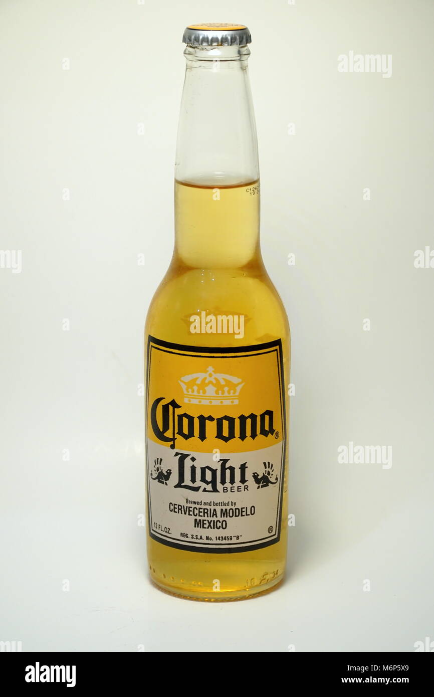 Corona Light Bier Flasche Produkt Foto geschossen. Mexikanische Bier Stil  alkoholische Getränke - Illustrative Editorial importiert Stockfotografie -  Alamy