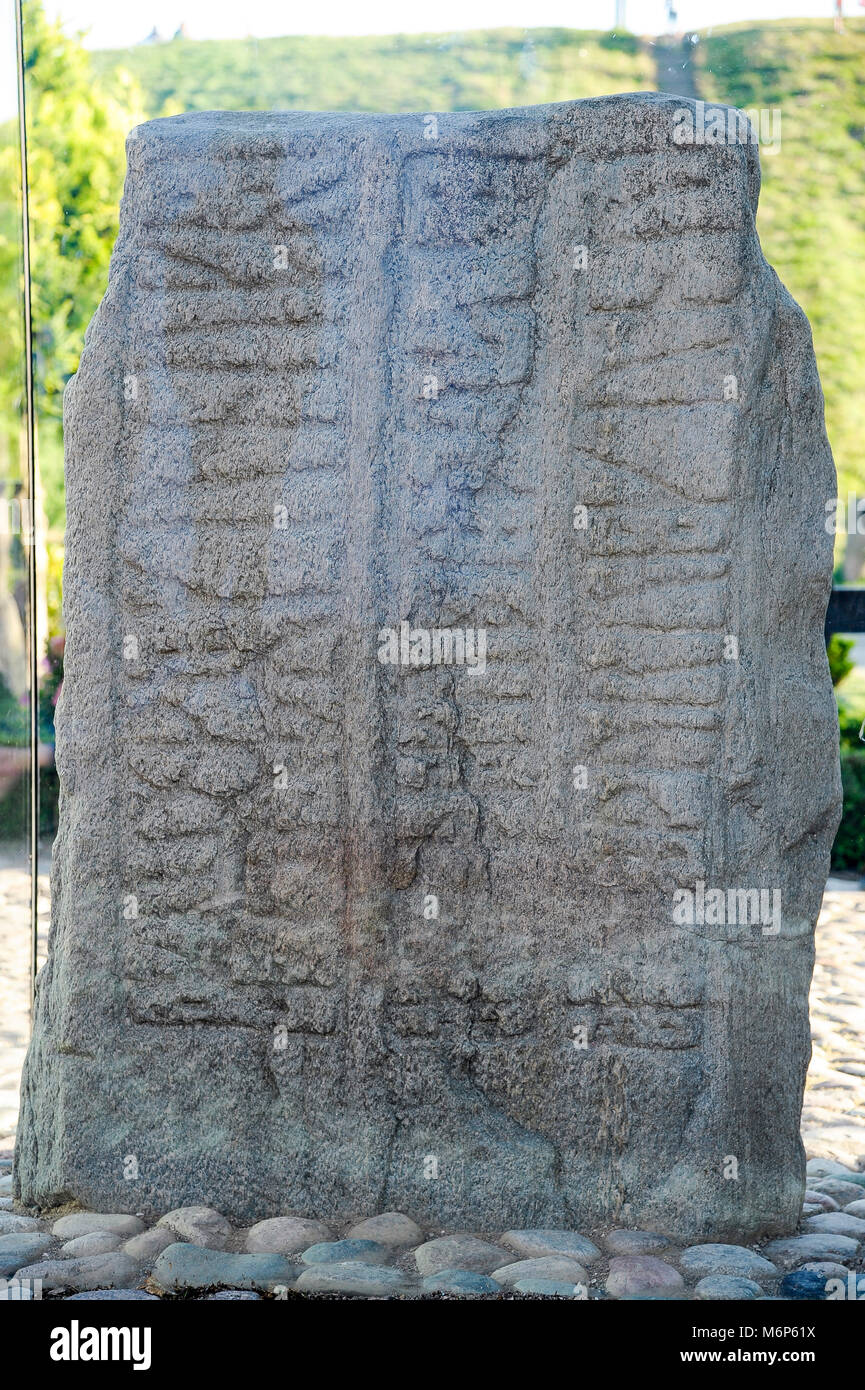 König Gorm dem Alten runenstein von 955 für seine Frau Thyra, einer von zwei massiven geschnitzten runestones Jellingstenene (Jelling Steine) von X Jahrhundert, sehr i Stockfoto